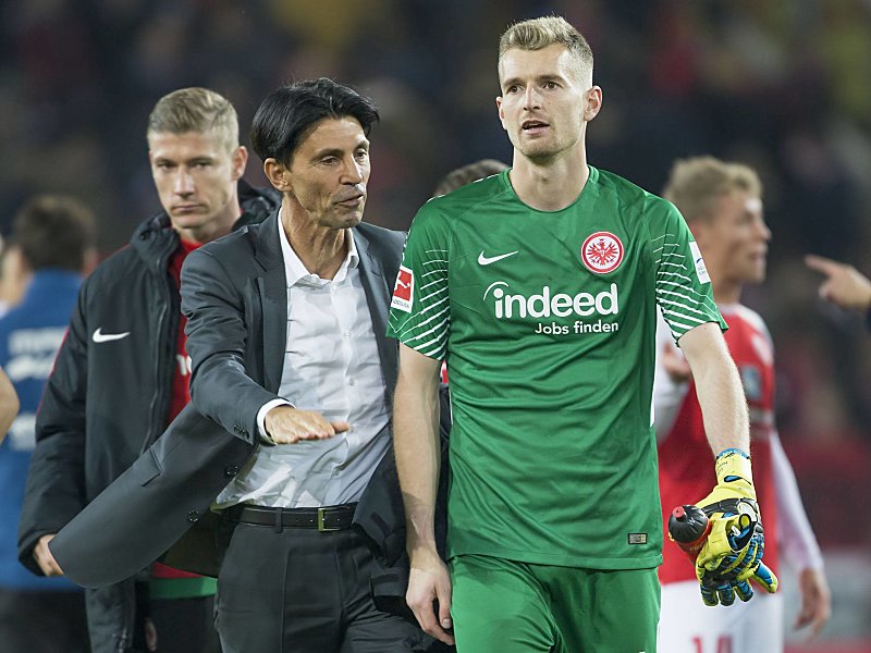 Frankfurts Sportdirektor Bruno Hübner mit Eintracht-Keeper Lukas Hradecky.