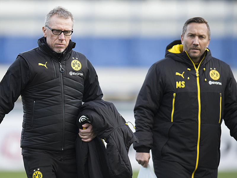 Dicke Jacken waren bei BVB-Coach Peter Stöger und seinem Co Manfred Schmid am Montag angesagt.