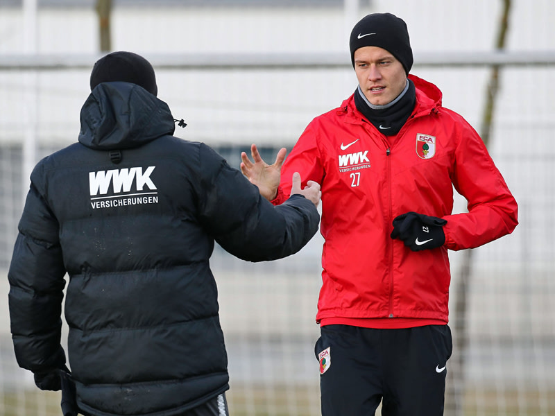 Klatsch' ab: FCA-Coach Manuel Baum mit Stürmer Alfred Finnbogason, der am Dienstag ein Lauftraining absolvierte.