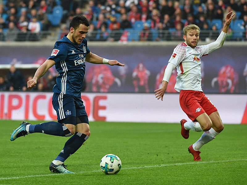 Traf aus hauchdünner Abseitsposition zum 1:1 für Hamburg in Leipzig: Filip Kostic (li.).
