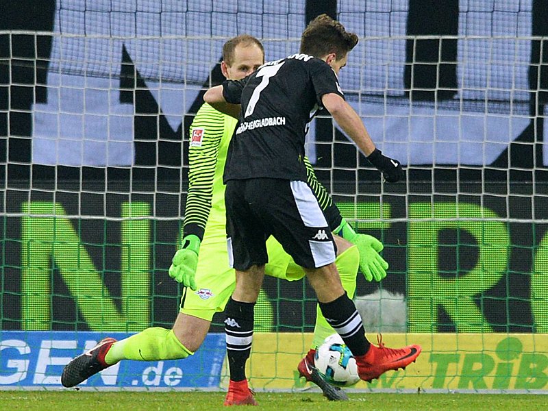 Knackpunkt am Samstagabend? Gladbachs Patrick Herrmann scheitert an RB-Keeper Peter Gulacsi.