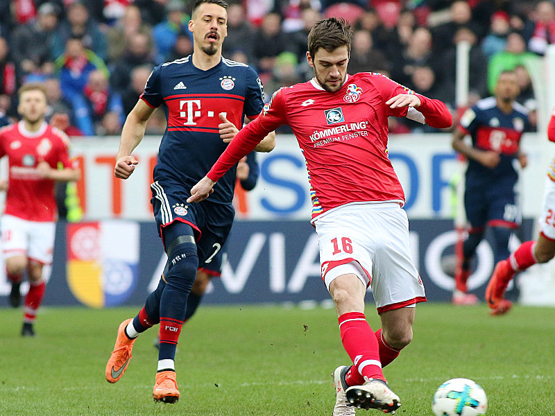 Stefan Bell vor Sandro Wagner