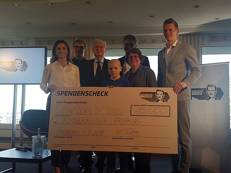 Christina Dirr, Eckhard Olschewski (Initiative für unsere Kinder- und Jugendklinik Freiburg e.V.), Rüdiger Siewert (Ärztlicher Direktor Uniklinik), Kinderklinik-Patient Tim, Oberbürgermeister Dieter Salomon, Charlotte Niemeyer (Leiterin Kinderklinik) und Matthias Ginter (v. li. n. re.)