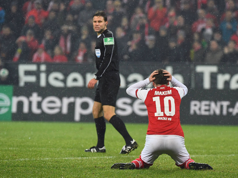"...sonst muss ich eine Geldstrafe zahlen": Die Mainz-Profis (hier Maxim) waren am Freitag unzufrieden mit Dr. Felix Brych.