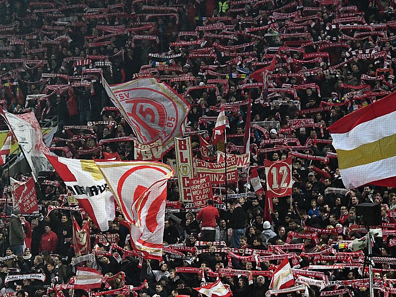 Müssen häufig außerhalb der Wochenenden ran: Fans des FSV Mainz 05.