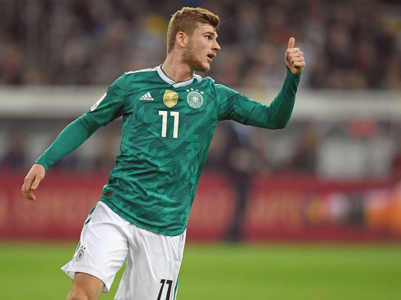 Daumen hoch: Hinter Timo Werner liegen fulminante zwölf Monate - im DFB-Team und bei seinem Klub RB Leipzig.