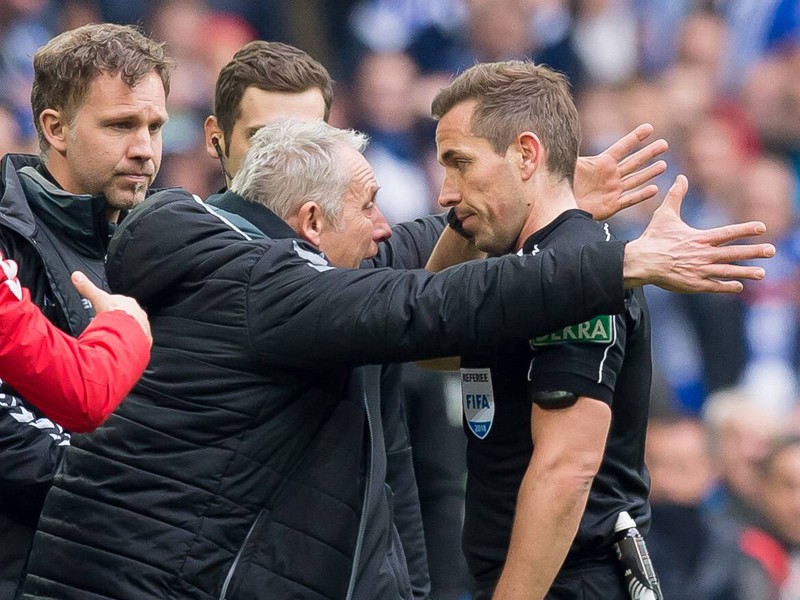 Die Beherrschung verloren: Freiburgs Trainer Christian Streich redet auf Referee Tobias Stieler ein.