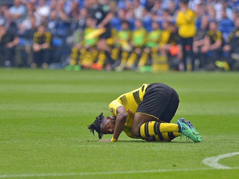 Schmerzhaft: Michy Batshuayi krümmt sich auf dem Rasen und fällt für den Rest der Bundesliga-Runde aus.