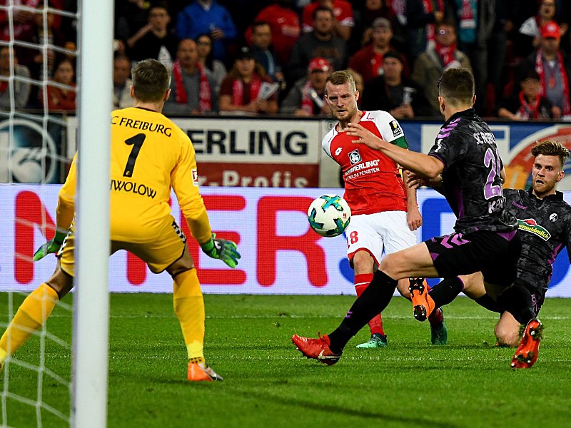 Handelfmeter: Freiburgs Marc Oliver Kempf (2.v.r.) hat den Arm bei Brosinskis Hereingabe zu weit draußen.