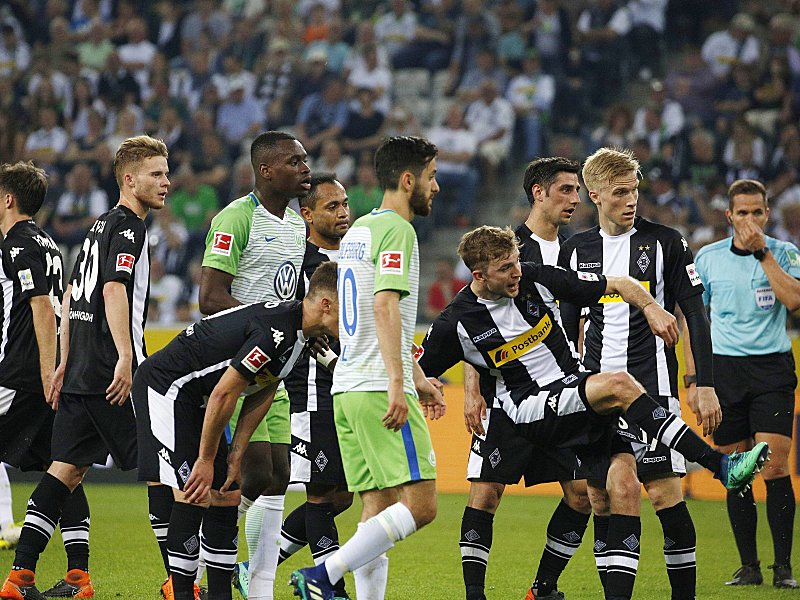 Aus dem Getümmel: Christoph Kramer zieht ab, Tobias Stieler verfolgt die Szene.