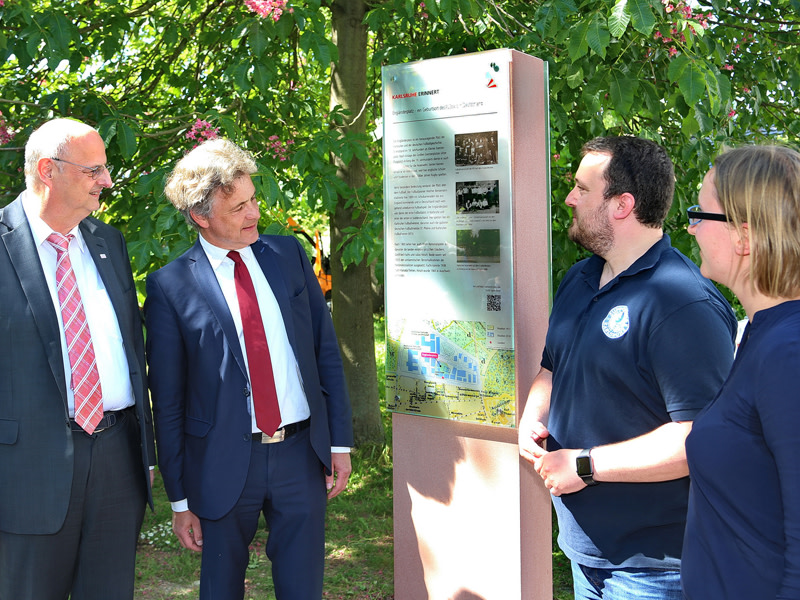 v.l.: Michael Obert (KFV-Vorsitzender und Bürgermeister), Frank Mentrup (Oberbürgermeister), Marco Fuchs (2. Vorsitzender Supporters Karlsruhe), Sophia Gerschel (Fanprojekt Karlsruhe).