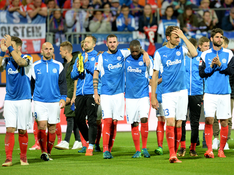 Die Profis von Holstein Kiel nach dem 0:1 gegen den VfL Wolfsburg