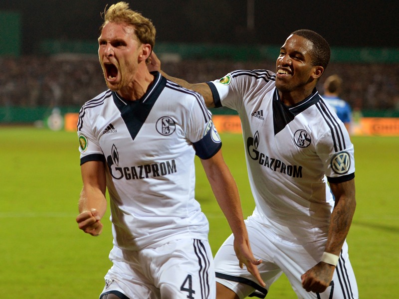 Bald wieder vereint: Benedikt Höwedes (l.) und Jefferson Farfan, hier im September 2013.