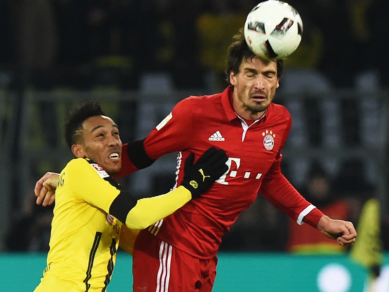 Augen zu und durch: Bayern-Innenverteidiger Mats Hummels (re.) gegen Dortmunds Angreifer Pierre-Emerick Aubameyang.