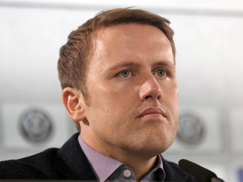 Was heckt er aus? Wolfsburgs Sportdirektor Olaf Rebbe.