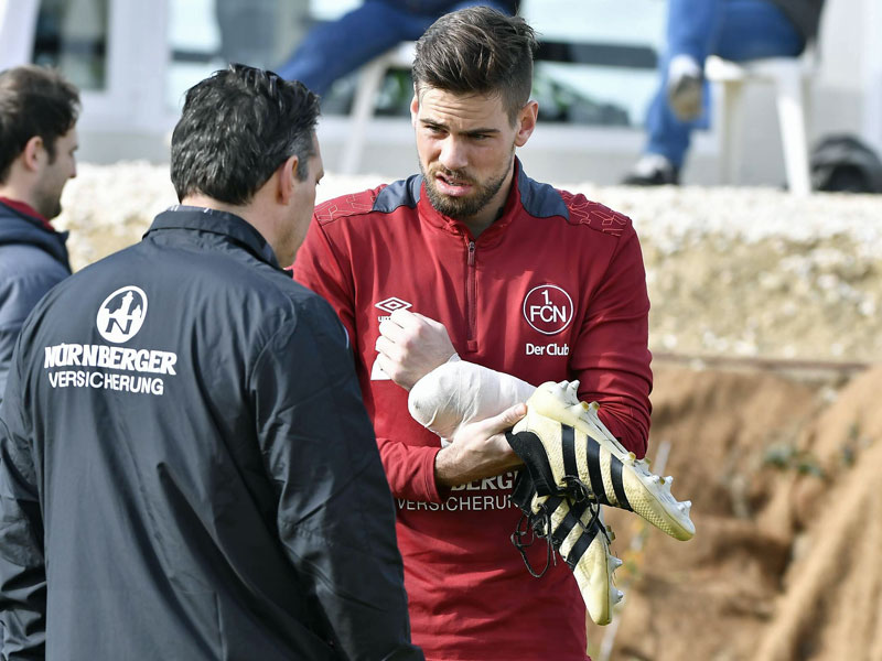 Nürnbergs Keeper Thorsten Kirschbaum mit bandagiertem Handgelenk.