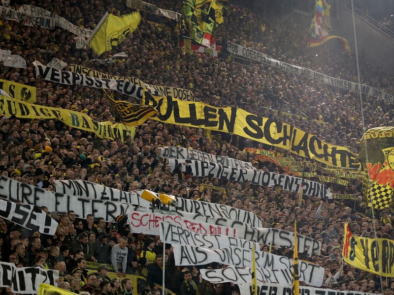 Hässliche Plakate auf der Südtribüne des Dortmunder Stadions.