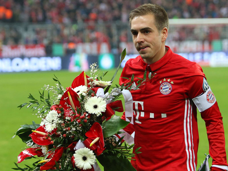 Vor dem Pokalspiel gegen Wolfsburg für 500. Pflichtspiele im Bayern-Trikot geehrt: Philipp Lahm.