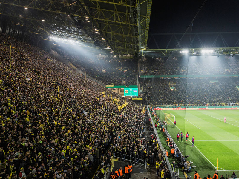 Die Südtribüne: Vollbesetzt im Pokal gegen Hertha, demnächst einmal gesperrt?