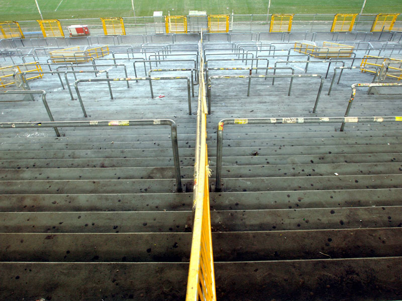 Mehr grau als gelb: Die Dortmunder Südtribüne wird für ein Punktspiel gesperrt.
