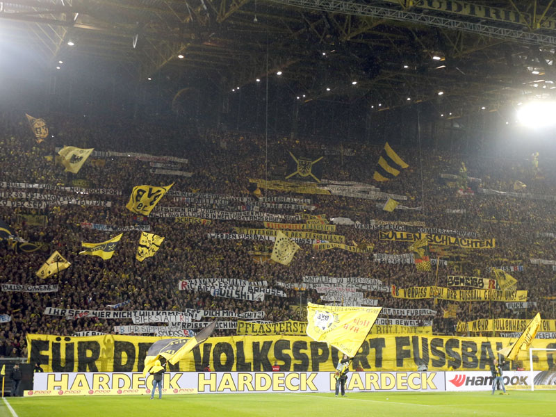Plakate mit Folgen: Die Dortmunder Südtribüne vor dem Anpfiff gegen Leipzig am 4. Februar.