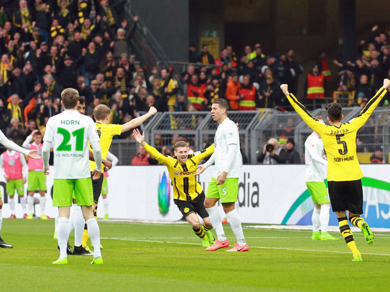 Ja, er hat es schon wieder getan: Dortmunds Lukasz Piszczek (Mitte) bejubelt sein fünftes Saisontor.