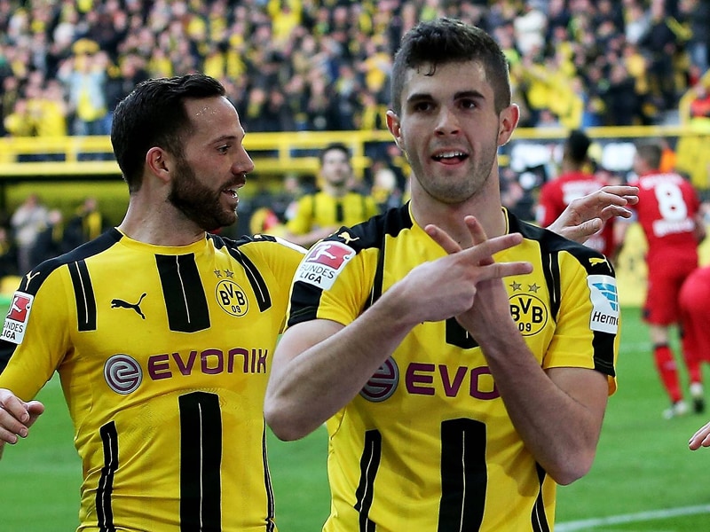Torschütze und Vorbereiter: Dortmunds Christian Pulisic hatte allen Grund zum Feiern. Links Gonzalo Castro.