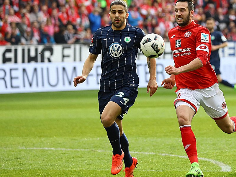 Ermöglichte Mainz den Ausgleich: Wolfsburgs Ricardo Rodriguez (li., gegen Levin Öztunali).