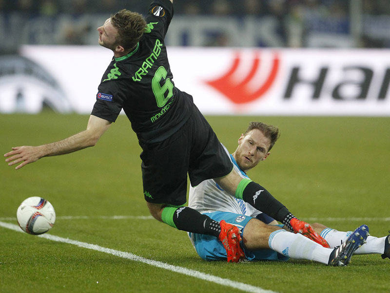 Duell unter Weltmeistern: Gladbachs Christoph Kramer gegen Schalkes Benedikt Höwedes.