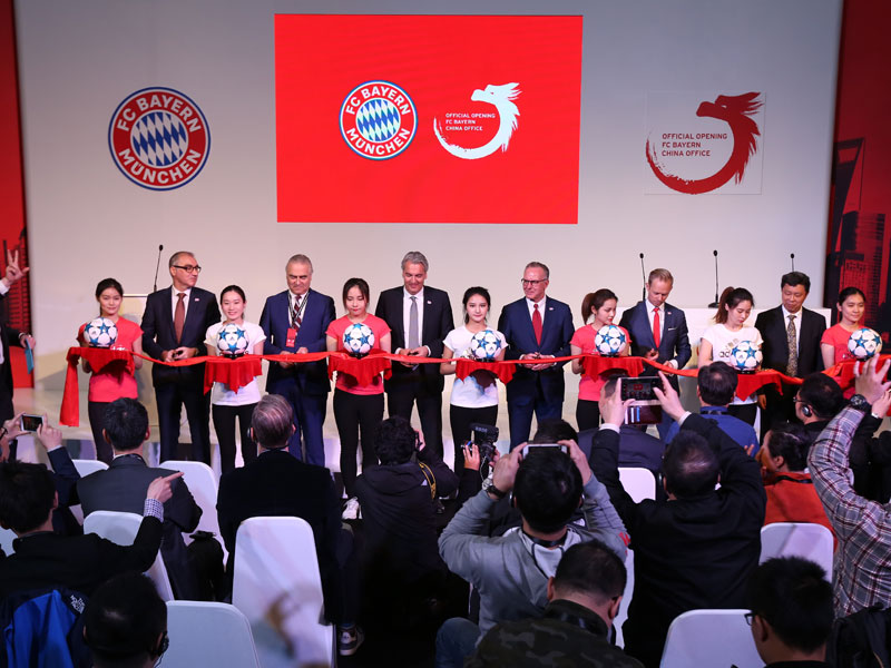 Bayern-Vorstandsboss Karl-Heinz Rummenigge (6. v. r.) bei der Eröffnung des Büros in Shanghai.