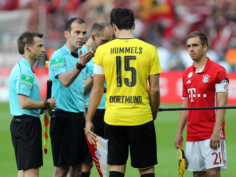 Schiedsrichter Marco Fritz beim Pokalfinale Dortmund gegen Bayern (mit Hummels und Lahm).