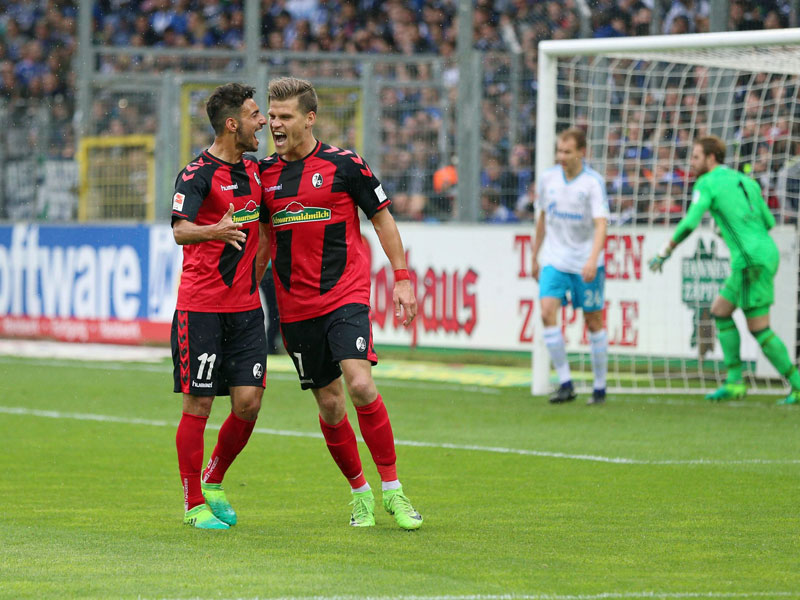 Freiburgs Niederlechner jubelt doppelt - die Schalker sind bedient.