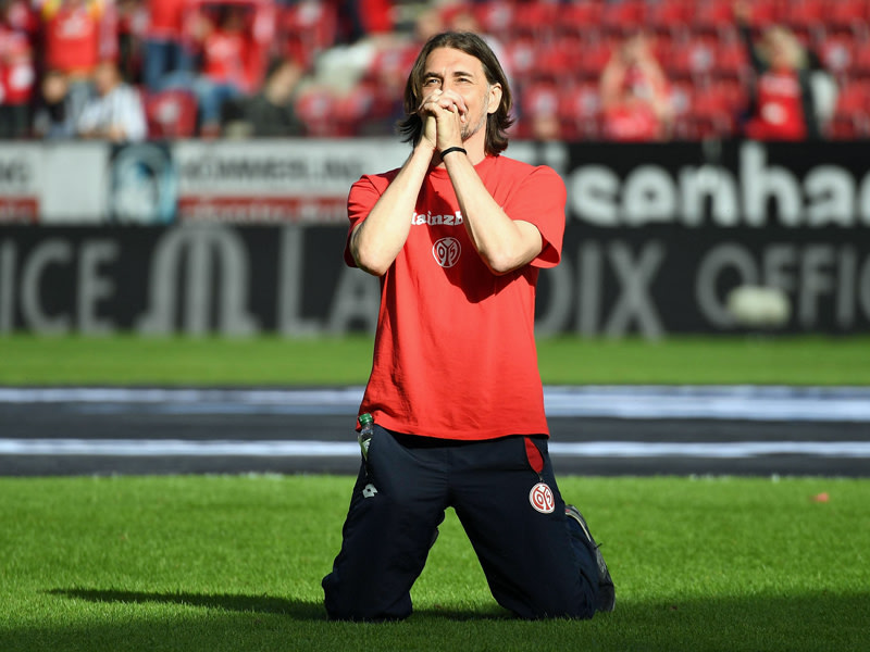 Der Moment der Erleichterung: Mainz-Coach Martin Schmidt auf den Knien.