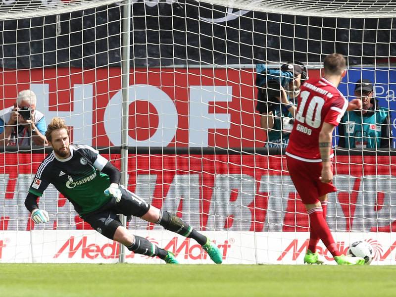 Pascal Groß (re.) trifft per Elfmeter gegen Ralf Fährmann