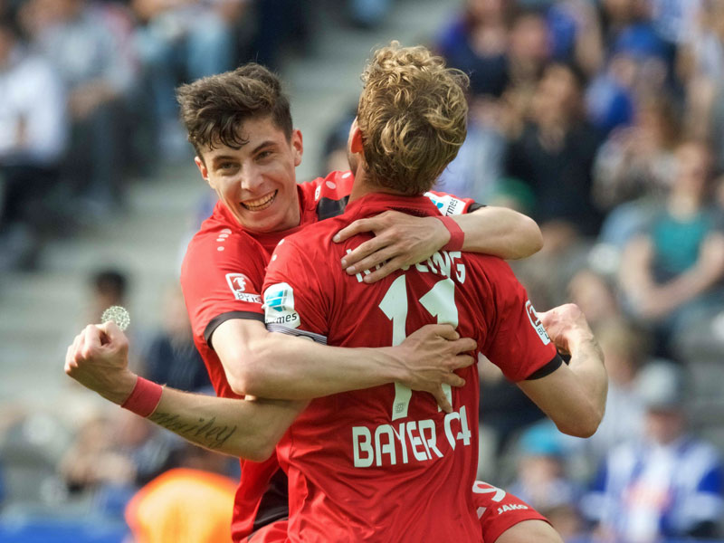 Ganz jung jubelt mit eher alt: Youngster Kai Havertz und Routinier Stefan Kießling.
