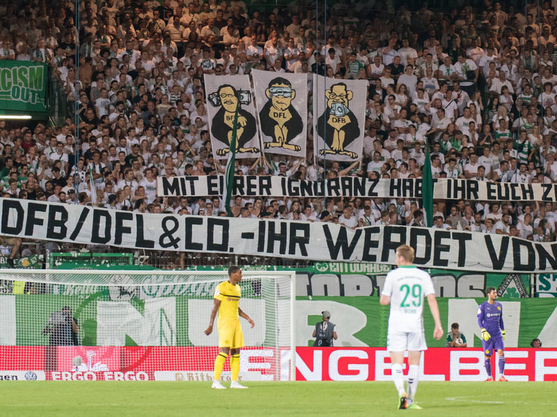 "Mit eurer Ignoranz habt ihr euch zum Affen gemacht": Kritik an DFB, DFL & Co. im Fürther Fanblock.