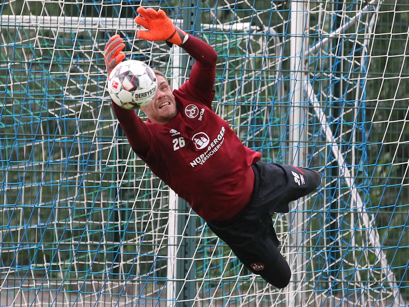 Beim Training mittendrin, bei den Spielen künftig nur dabei: Nürnbergs Torwart Christian Mathenia.