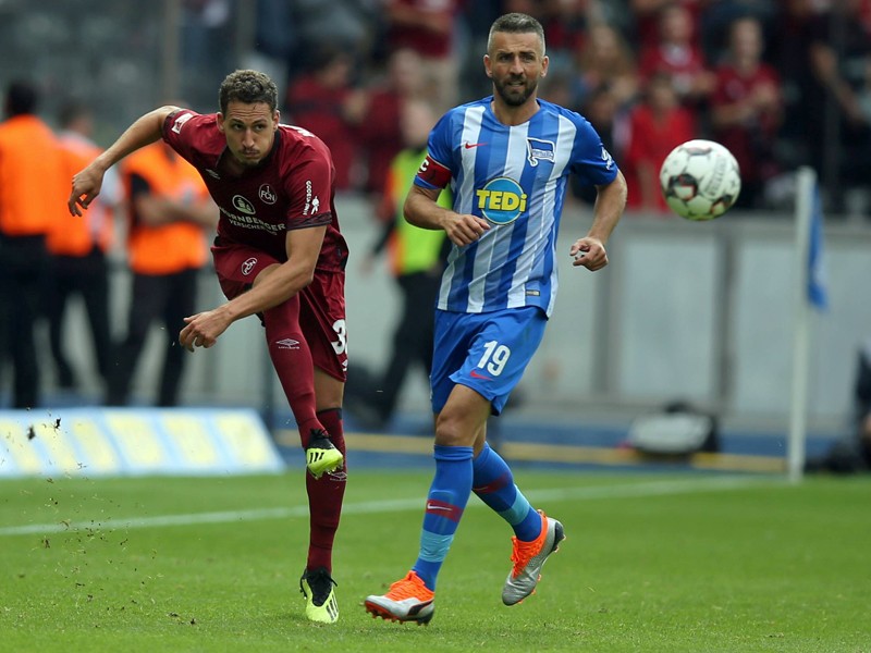 Vertauschte Rollen: Verteidiger Georg Margreitter zieht vor Gegenspieler Vedad Ibisevic ab.