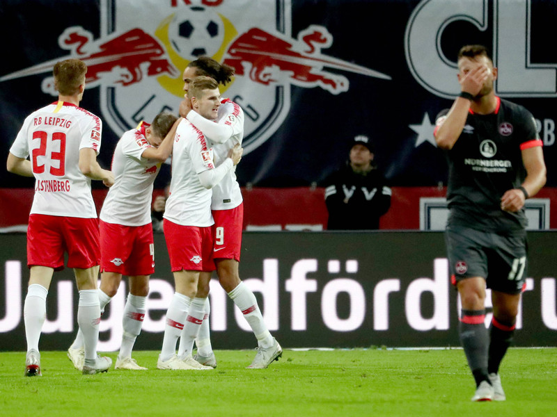 Es darf gefeiert werden: Leipzig bejubelt eins der vielen Tore, Eduard Löwen will heim.