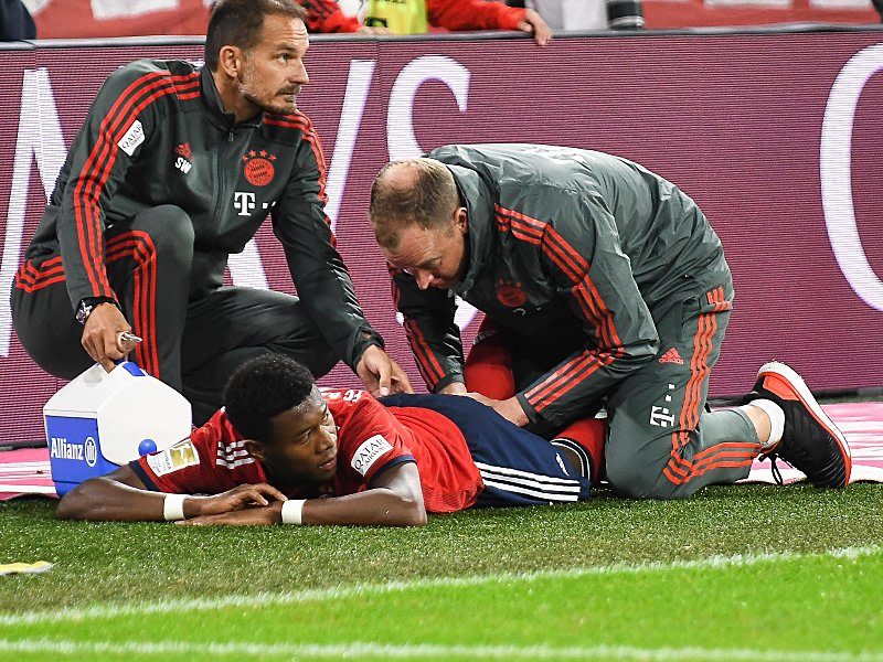 Es zwickt im Oberschenkel: David Alaba wird behandelt.