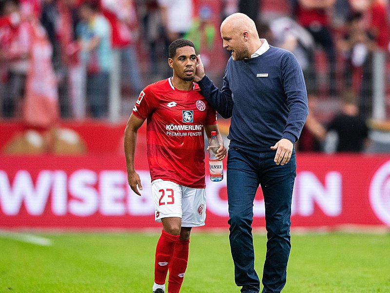 Philipp Mwene mit Sportvorstand Rouven Schröder (r.).