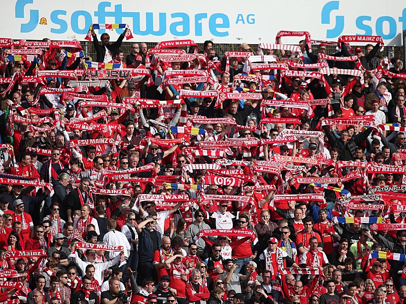 Fans des 1. FSV Mainz im März 2017 im Auswärtsspiel in Darmstadt.