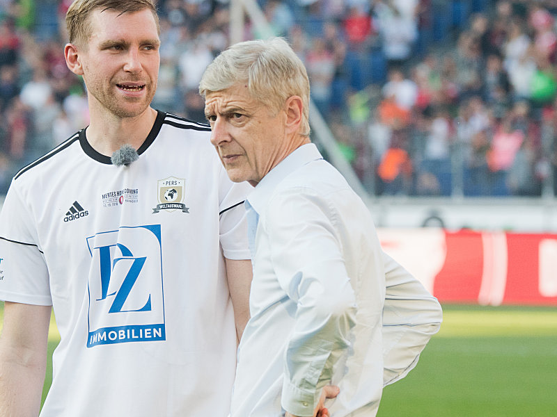 Äußerte sich am Rande des Abschiedsspiels von Per Mertesacker: Arsene Wenger (re.).