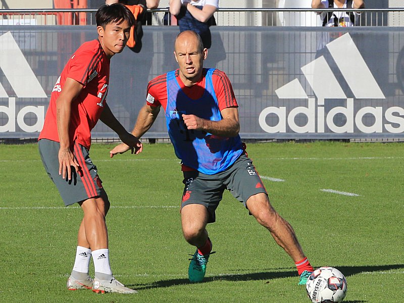 Im Training schon mit den Großen: Woo-Yeong Jeong gegen Arjen Robben (re.).