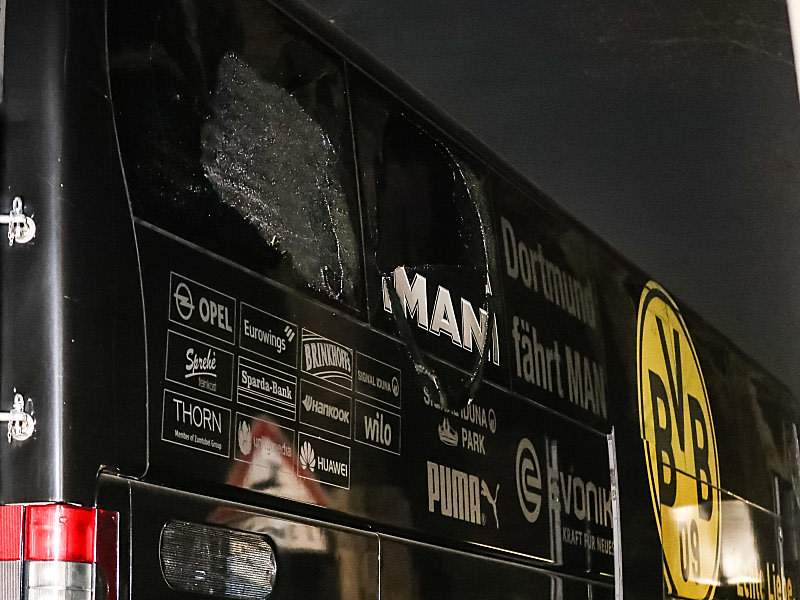 Zerborstene Scheiben: Der BVB-Bus nach dem Anschlag