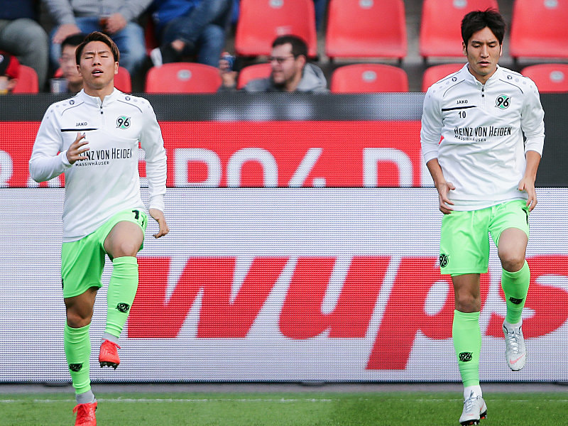 Die beiden Japaner Takuma Asano (l.) und Genki Haraguchi werden Hannover 96 lange fehlen.