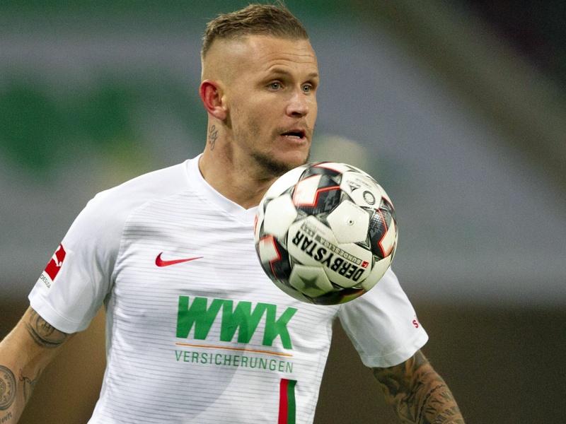 Trikot- und Hauptsponsor bleibt bis 2030 unverändert: FC Augsburg, hier mit Jonathan Schmid.