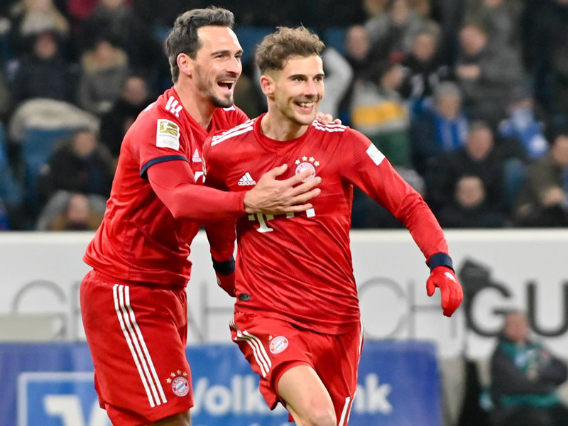 Strahlen nach dem Doppelpack: Leon Goretzka (r.) mit Mats Hummels.
