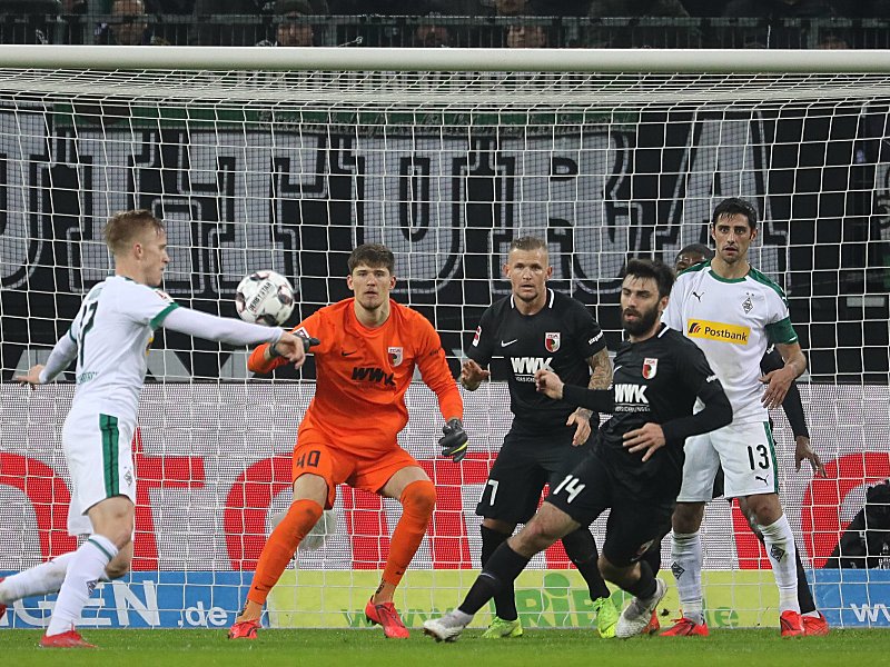 Die fragliche Szene in Gladbach: Oscar Wendt zieht gleich ab und erzielt das 1:0.