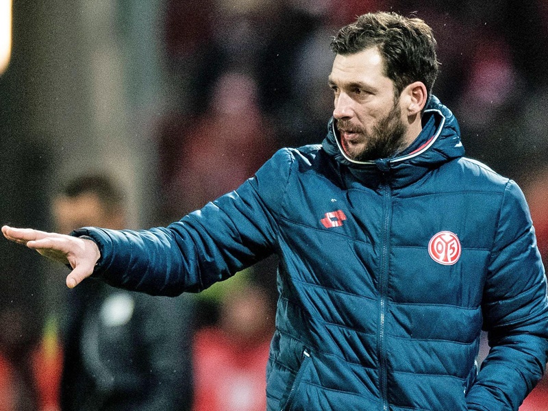 Bringt er Moussa Niakhaté als Linksverteidiger? Der Mainzer Trainer Sandro Schwarz tüftelt.